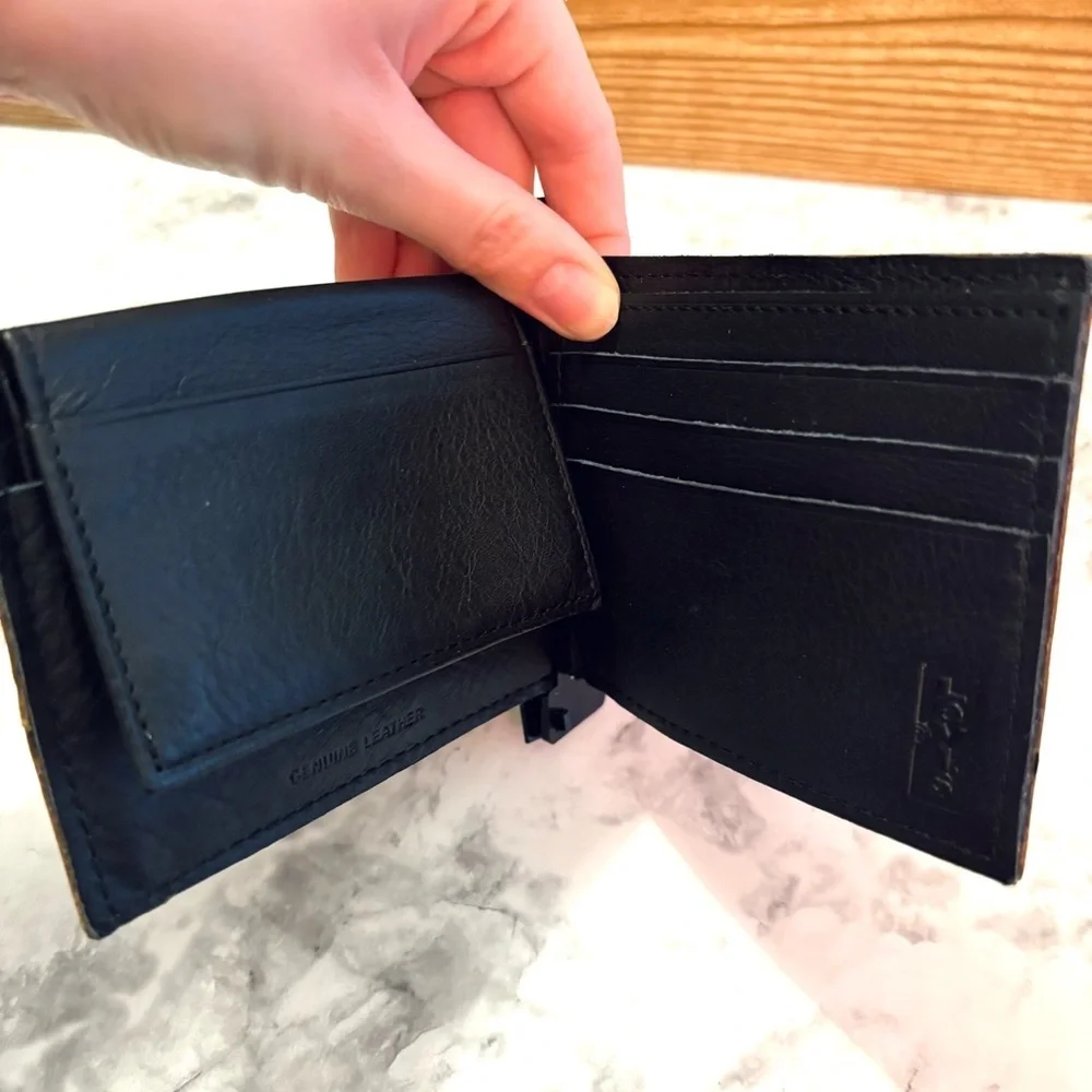 NWT Levi’s Black Leather Distressed Wallet Men’s